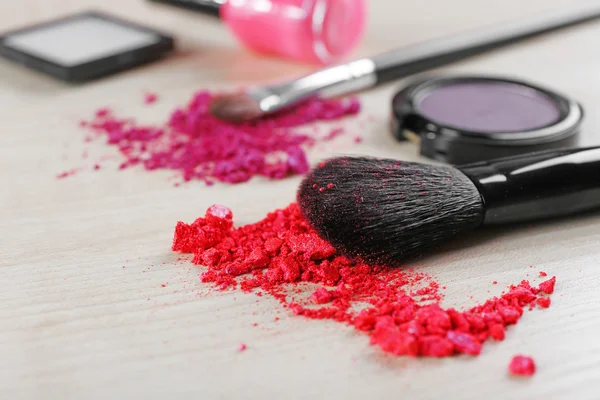 Make-up tools en cosmetica op een houten achtergrond, close-up — Stockfoto