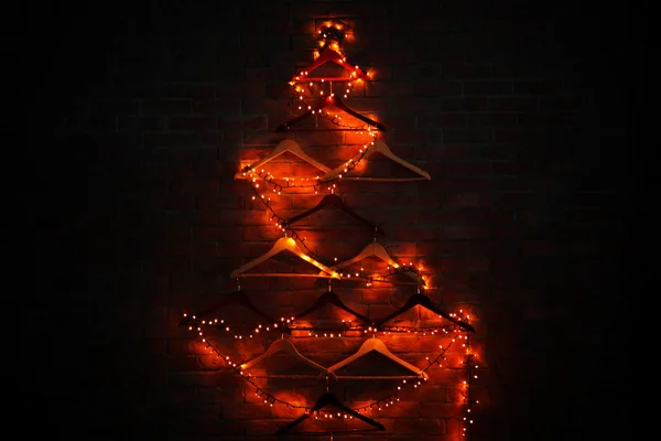 Weihnachtsbaum aus Kleiderbügeln — Stockfoto