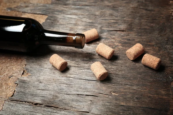 Corchos de vino y botella — Foto de Stock