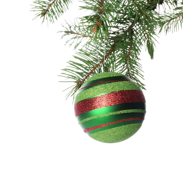 Bauble di Natale su un ramo di abete — Foto Stock