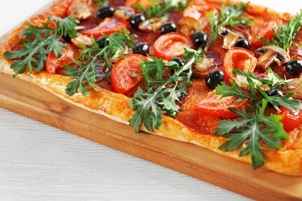Dikdörtgen lezzetli pizza, üzerinde beyaz izole parçası — Stok fotoğraf