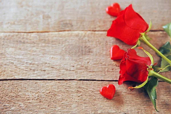 Krásná růže s malým srdce — Stock fotografie
