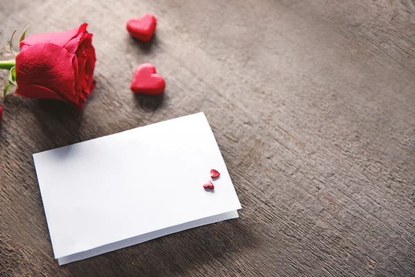 Hermosa rosa con tarjeta de regalo — Foto de Stock