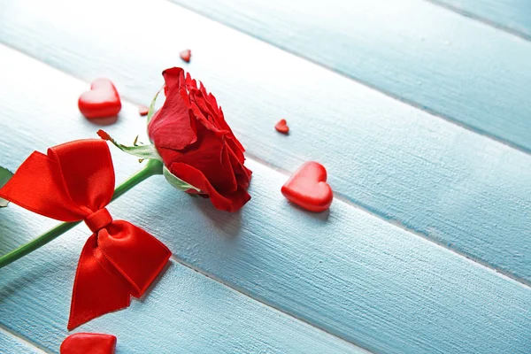 Όμορφο τριαντάφυλλο με μικρές καρδιές — Φωτογραφία Αρχείου