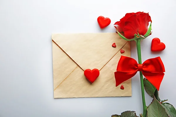 Красивая роза с винтажным конвертом — стоковое фото