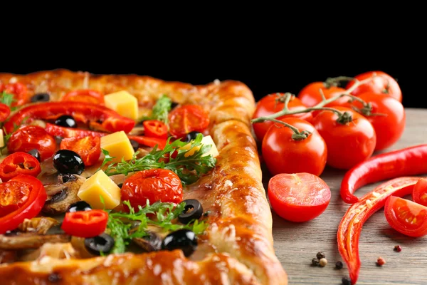 Pizza recién casera sobre fondo negro — Foto de Stock