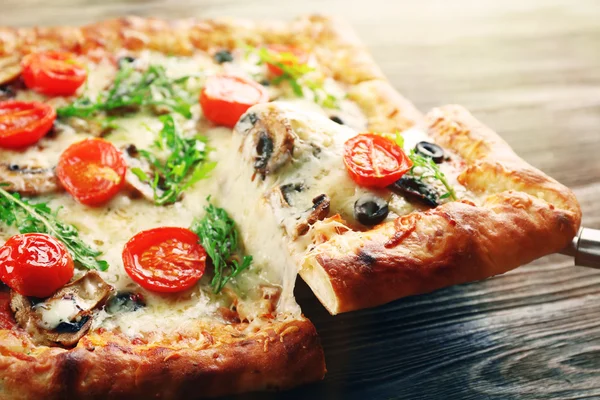 Kawałek pizzy świeżo domowe zbliżenie — Zdjęcie stockowe