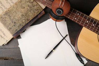 Akustik gitar, kulaklık, müzik notaları