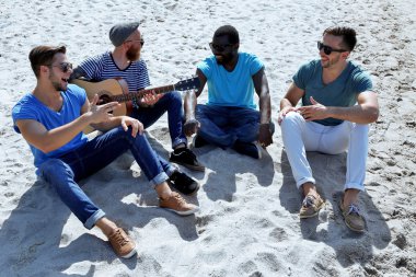 kum üzerine oturan adam