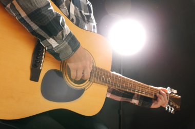 gitar çalan müzisyen