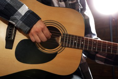 gitarist gitar çalıyor.