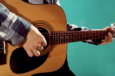 gitar çalan müzisyen