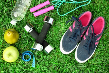 Spor malzemeleri çimenlerin üzerinde