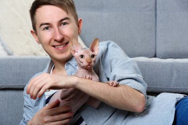 Yakışıklı adam kedi katta aittir