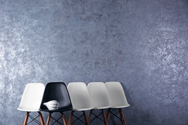 Siyah ve beyaz sandalye 