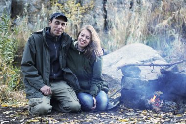 Şöminenin oturan Çift