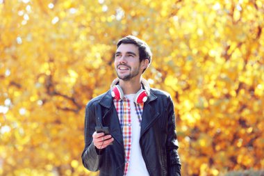 Adam bir parkta müzik dinlemek 