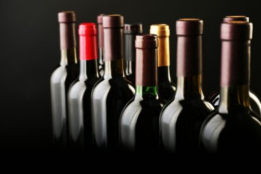 şarap şişeleri üst üste 