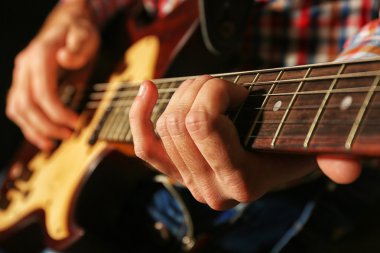 elektro gitar çalmaya adam  
