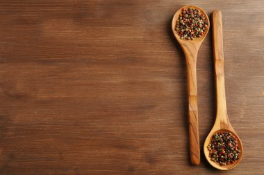 İki tahta kaşık biber ile