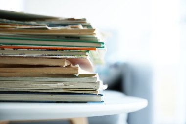 Bir yığın eski kitap. 