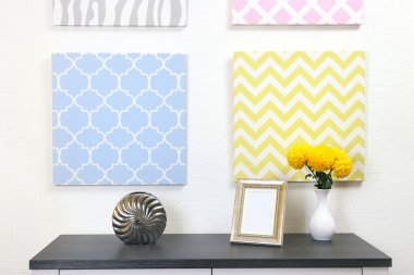 Fotoğraf çerçevesi ve süslemeleri masada