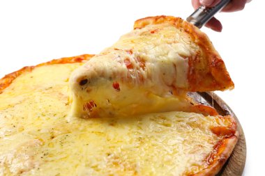 Beyaz izole lezzetli dilimlenmiş pizza. Bir parça pizza al