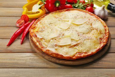 Lezzetli pizza ve sebze ahşap arka plan üzerinde kapat