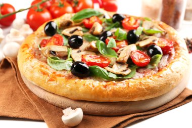 Sebze kesme tahtası üzerinde lezzetli lezzetli pizza