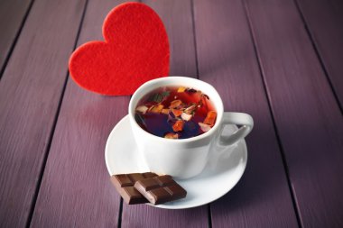 Meyve çay kırmızı kalp ve ahşap zemin, closeup üzerine çikolata ile