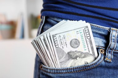 Kot pantolonun cebinde dolar 