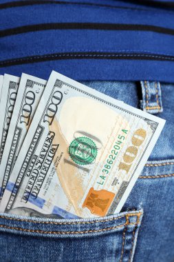 Kot pantolonun cebinde dolar 