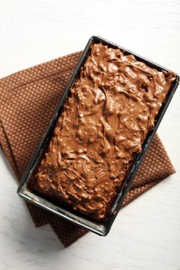 Lezzetli kek krem Beyaz ahşap masa, pan somun yakın çekim