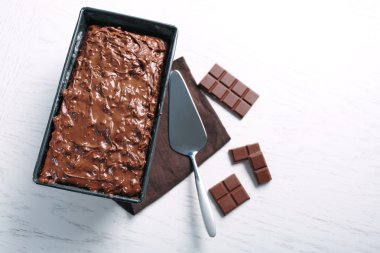 Lezzetli kek tava ve çikolata Beyaz ahşap masa, yakın çekim