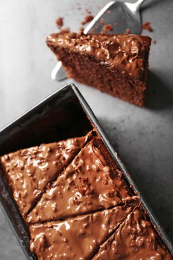 Gri arka plan üzerinde fındık kremalı lezzetli çikolatalı kek yakın çekim