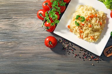 Çanak vejetaryen pirinç üzerinde ahşap masa, üstten görünüm