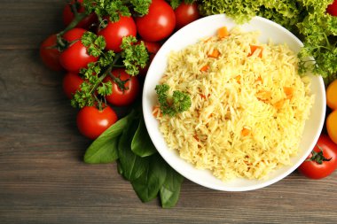 Çanak vejetaryen pirinç üzerinde ahşap masa, üstten görünüm