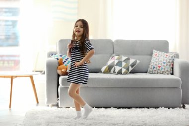 Güzel küçük kız.  