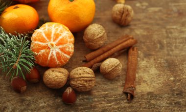 Güzel natürmort mandalina ve köknar-ağacı, eski ahşap masa, yakın çekim