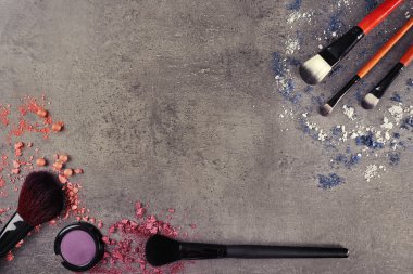 Gölgeli makyaj fırçaları 