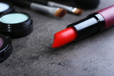 Kırmızı ruj ve gölgeler