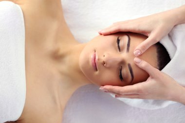 Genç bir kadın kaplıca tedavisi görüyor.