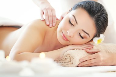 masör kadına sırt masajı yapıyor