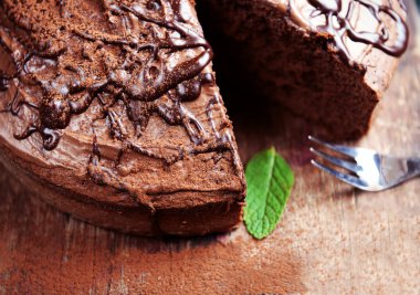 Çikolatalı pasta kesme tahtası, closeup nane ile dilimlenmiş