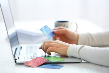E-ticaret kavramı. Kredi kartı, dizüstü bilgisayar ve kahve, kadın ile yakın çekim