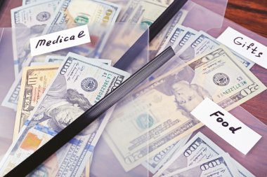 Para, finansal planlama, zarflar, ahşap masa arka plan üzerinde dolar dağılımı
