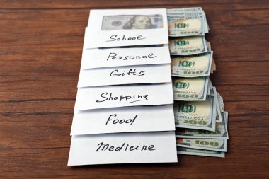 Para, finansal planlama, ahşap masa arka plan zarflara dolar dağılımı