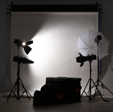 Işık ekipmanlı fotoğraf stüdyosu