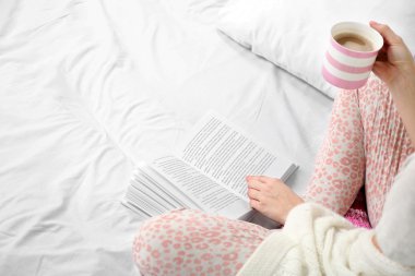 Kadın kitap okuma pijama