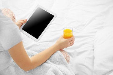 Kadın pijama tablet kullanma